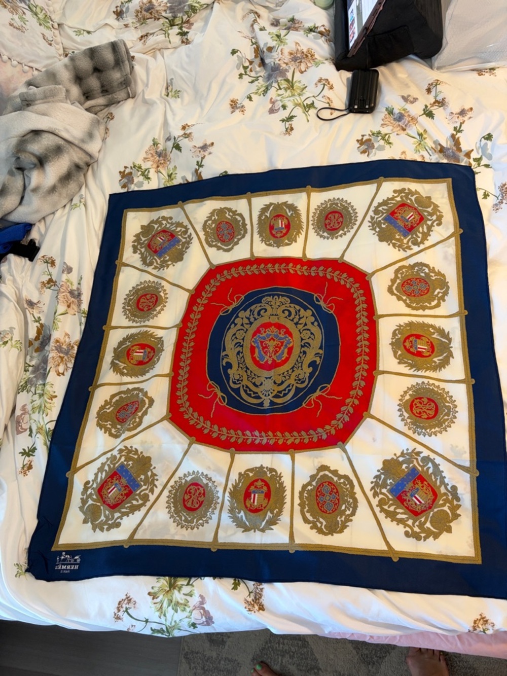🇫🇷Hermès Carré 90 Les Armes de Paris Silk Scarf 34” Vintage Multi ❤️ - Picture 6 of 14